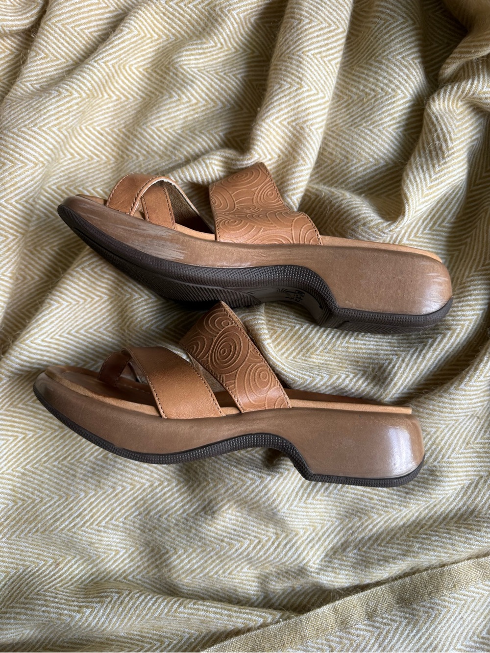 Dansko Tan Embossed Leather Toe-Loop Comfort Slide Sandals Size US 8.5-9 EU 39 - Picture 3 of 11